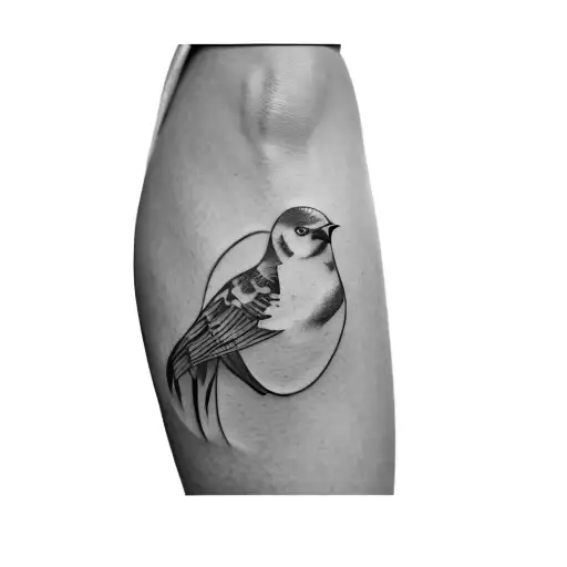 A Tattoo Of A Bird On A Woman's Thigh